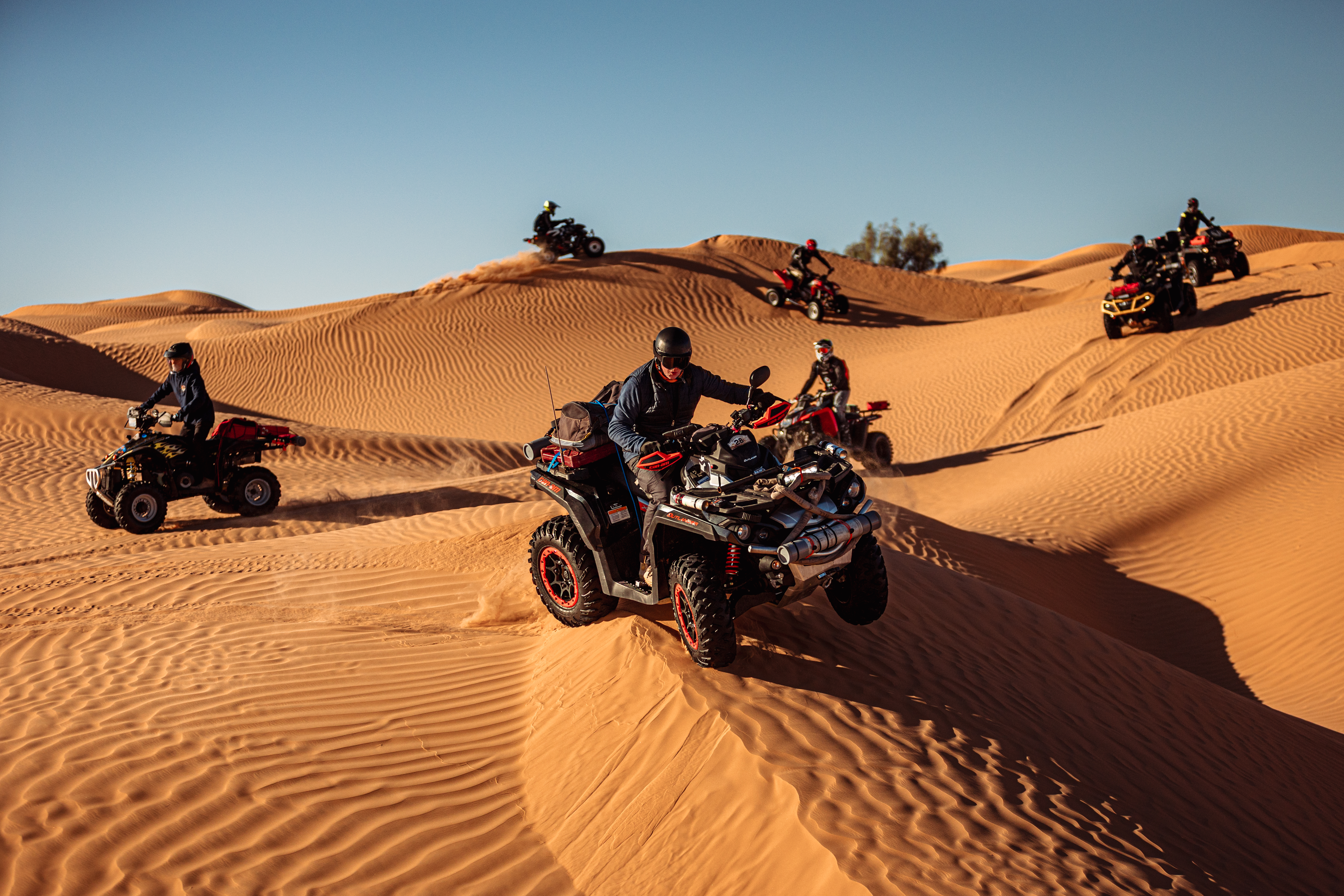 Groupe de quads dans les dunes du Sahara tunisien — Transfennec 2026